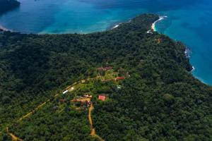 Santo AntónioにあるBelo Monte Hotel and Museumの海上の小島の空中風景