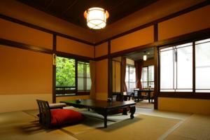 Гостиная зона в Hakone Onsen Ryokan Yaeikan