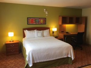 Krevet ili kreveti u jedinici u okviru objekta Hawthorn Extended Stay by Wyndham Cincinnati NE Mason