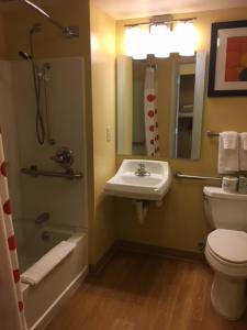 Kupatilo u objektu Hawthorn Extended Stay by Wyndham Cincinnati NE Mason