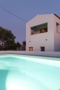 Villa con piscina frente a una casa en Mediterraneo, en San Teodoro