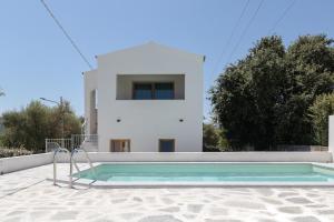 Villa con piscina frente a una casa en Mediterraneo, en San Teodoro