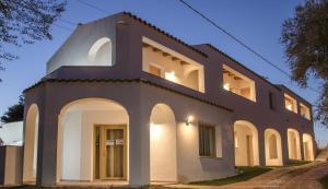 Una casa con arcos a un lado. en Mediterraneo, en San Teodoro