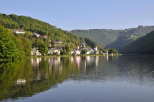 uma pequena aldeia na margem de um lago em Gite rural a Bivels em Bivels