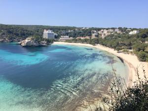 Blick auf einen Strand mit blauem Wasser in der Unterkunft Galdana Gardens in Cala Galdana