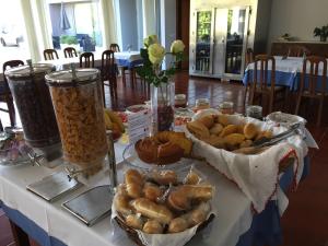 een tafel met manden brood en gebak bij Hotel Eco Salvador in Geres