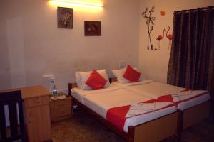 1 dormitorio con cama, escritorio y cama sidx sidx sidx sidx en Nachis BNB, en Bangalore