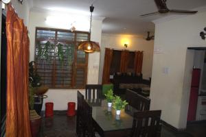 sala de estar con mesa y sofá en Nachis BNB, en Bangalore