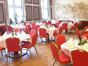 A restaurant or other place to eat at Hotel DREI SCHWANEN - Ristorante Due Fratelli