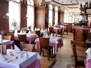 A restaurant or other place to eat at Hotel DREI SCHWANEN - Ristorante Due Fratelli