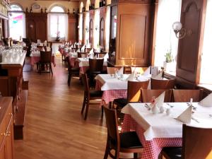 A restaurant or other place to eat at Hotel DREI SCHWANEN - Ristorante Due Fratelli