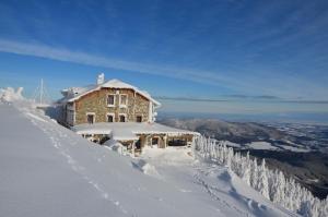 un bâtiment au sommet d'une montagne enneigée dans l'établissement Chata Jiriho na Seraku, à Bělá pod Pradědem