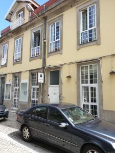 a black car parked in front of a building at Leao de Ouro in Matosinhos