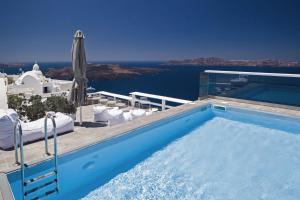 una piscina con vista sull'oceano di Hotel Thireas a Firà