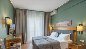 Ліжко або ліжка в номері Plaka Hotel