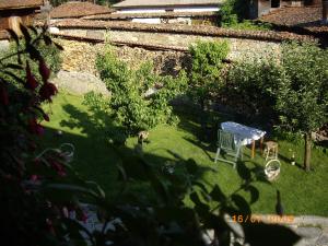 a small garden with a table and chairs in it at Hotel Rai in Koprivshtitsa