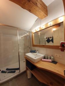 Bathroom sa Appartment Oberseebach