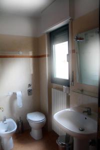 een badkamer met een wit toilet en een wastafel bij B&B Music in Milaan