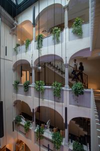 uma escada em espiral num edifício com vasos de plantas em Hotel Gabbani em Lugano