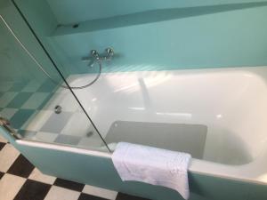 d'une baignoire avec une serviette. dans l'établissement B&B de Druif, à Breda