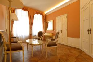 A seating area at Corte Barozzi Venice Suites