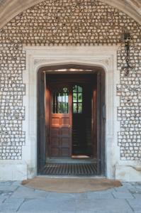 La fachada o entrada de West Dean College