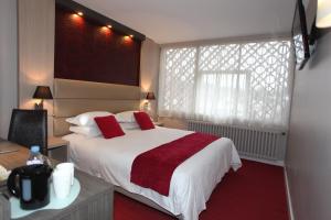 מיטה או מיטות בחדר ב-Hôtel Les Trois Roses, Meylan Grenoble The Originals Boutique