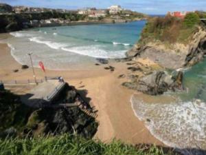 - une vue sur la plage et l'océan dans l'établissement Bambu Cottage, à Newquay