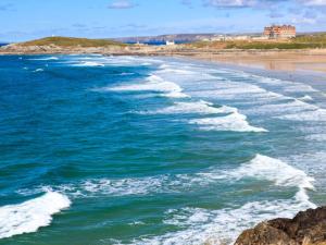 Cette chambre offre une vue sur l'océan et la plage. dans l'établissement Bambu Cottage, à Newquay