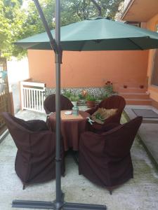 A seating area at Apartman Hitno