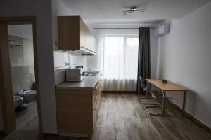 Кухня или кухненски бокс в AT Central Apartments