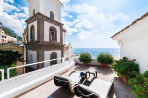 uma varanda com vista para o oceano em Villa Flavio Gioia em Positano