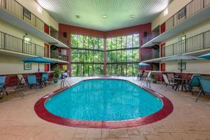 Kolam renang di atau dekat dengan Super 8 by Wyndham Eureka Springs