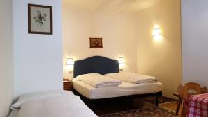 מיטה או מיטות בחדר ב-Hotel Bellaria - Cortina d'Ampezzo