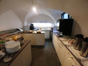 una gran cocina con un arco en el medio en Hotel garni Paleta, en Škofja Loka