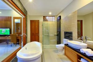 Mutiara Bali Boutique Resort & Villa tesisinde bir banyo