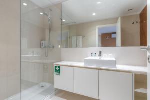 Un baño de Spot Family Apartments