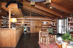 une grande chambre avec des murs en bois et un bar dans un bâtiment dans l'établissement Great Smokies Inn - Cherokee, à Cherokee