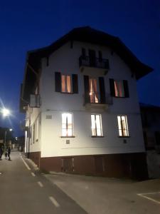 un edificio bianco con finestre illuminate di notte di Hotel Monte Mazzoccone a Quarna Sopra