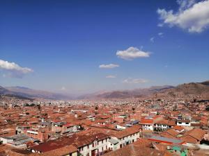 - une vue sur une ville avec des montagnes en arrière-plan dans l'établissement El Balcón del Sol, à Cusco