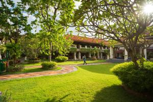 Kuta Beach Club Hotel tesisinin dışında bir bahçe