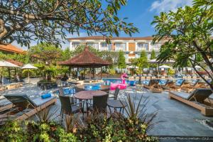 Kuta Beach Club Hotel tesisinin dışında bir bahçe