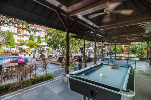 Kuta Beach Club Hotel tesisinde bir bilardo masası