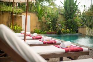 A piscina localizada em Swahita Ubud ou nos arredores