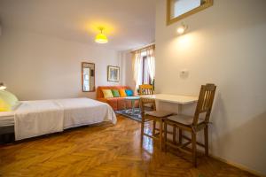 Un pat sau paturi într-o cameră la Studio apartment Lux