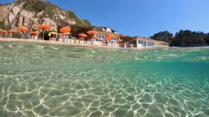 - une vue sur l'eau en face d'un complexe dans l'établissement Hôtel Sampiero, à Propriano