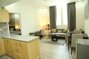 A kitchen or kitchenette at Uptown Hotel Apartment Fujairah By Gewan