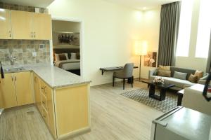 A kitchen or kitchenette at Uptown Hotel Apartment Fujairah By Gewan