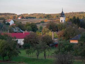 uma pequena cidade com uma igreja com uma torre em Forrás em Egerszólát