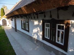 um edifício branco com janelas do lado em Forrás em Egerszólát